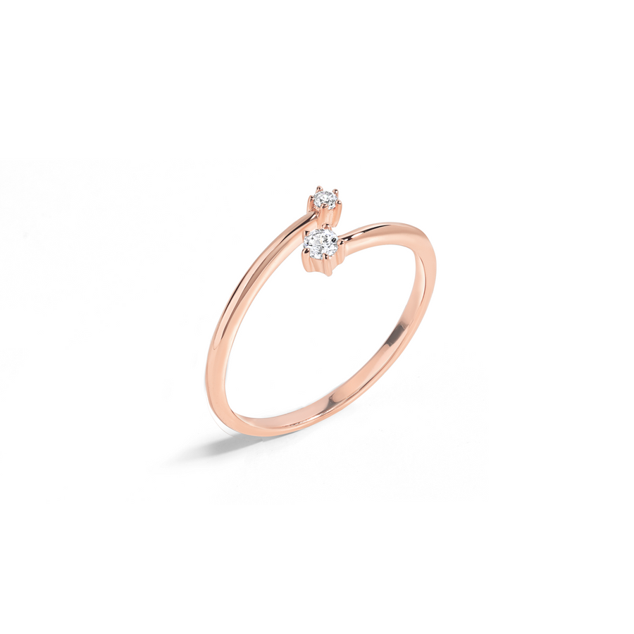 Delicate and elegant ring in rose gold with cubic zirconia.