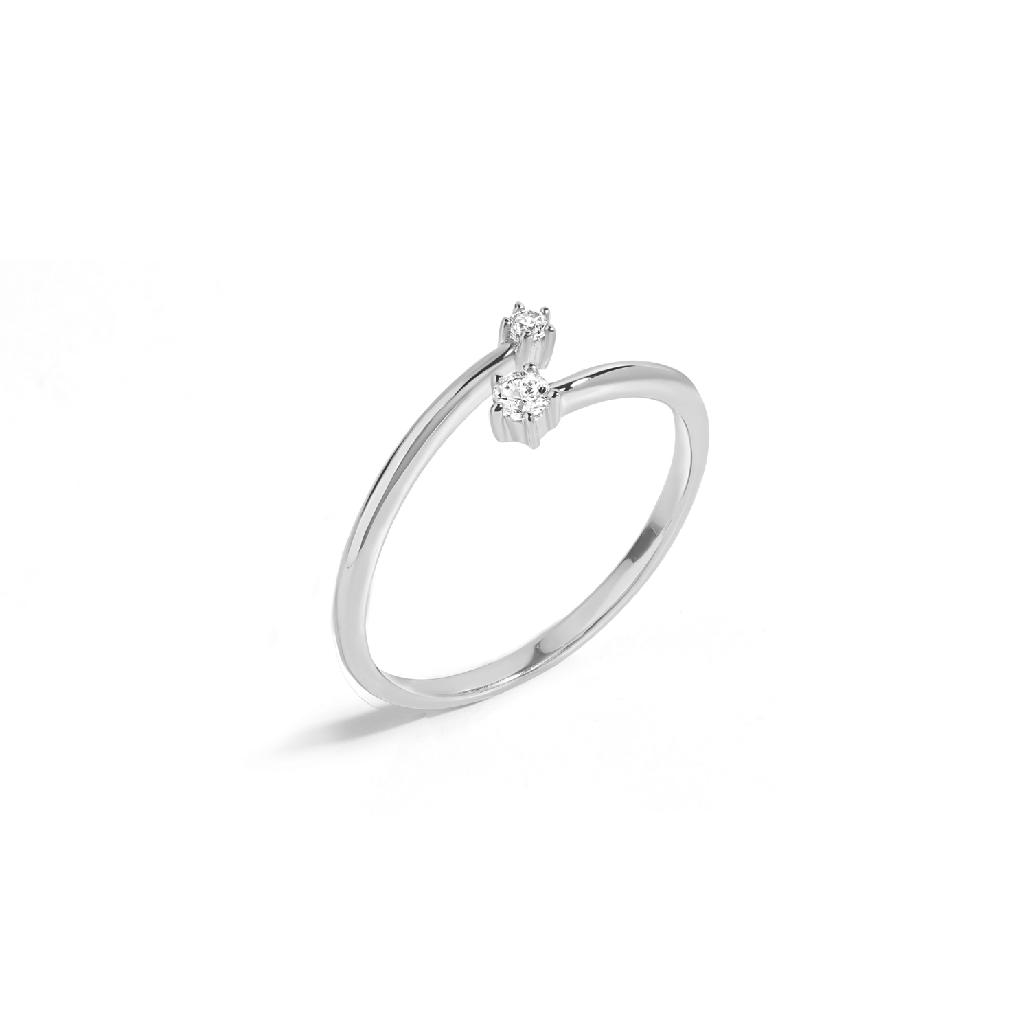Delicate and elegant ring in 925 silver with cubic zirconia. 