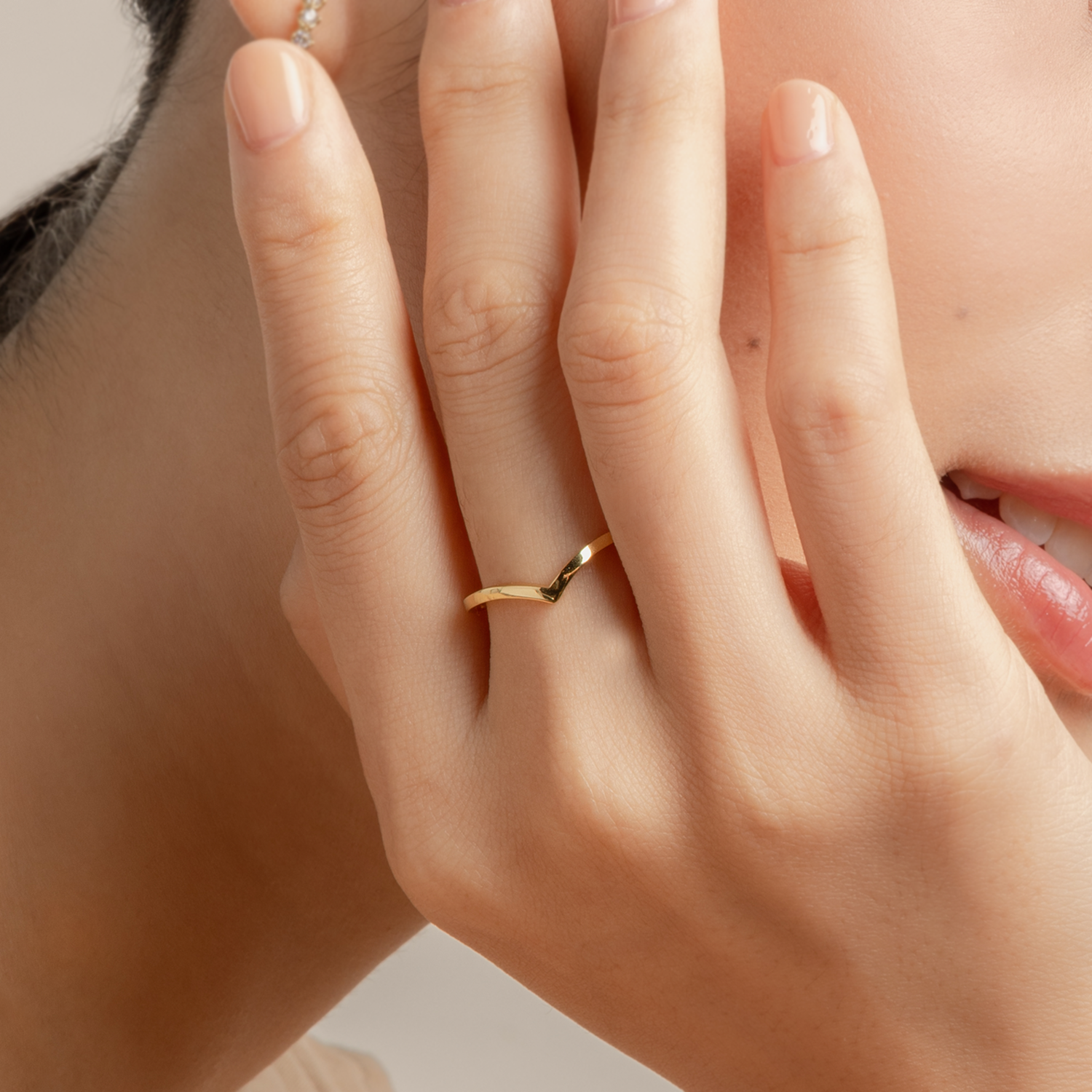 Model wears elegant and classy double ring set in gold.
