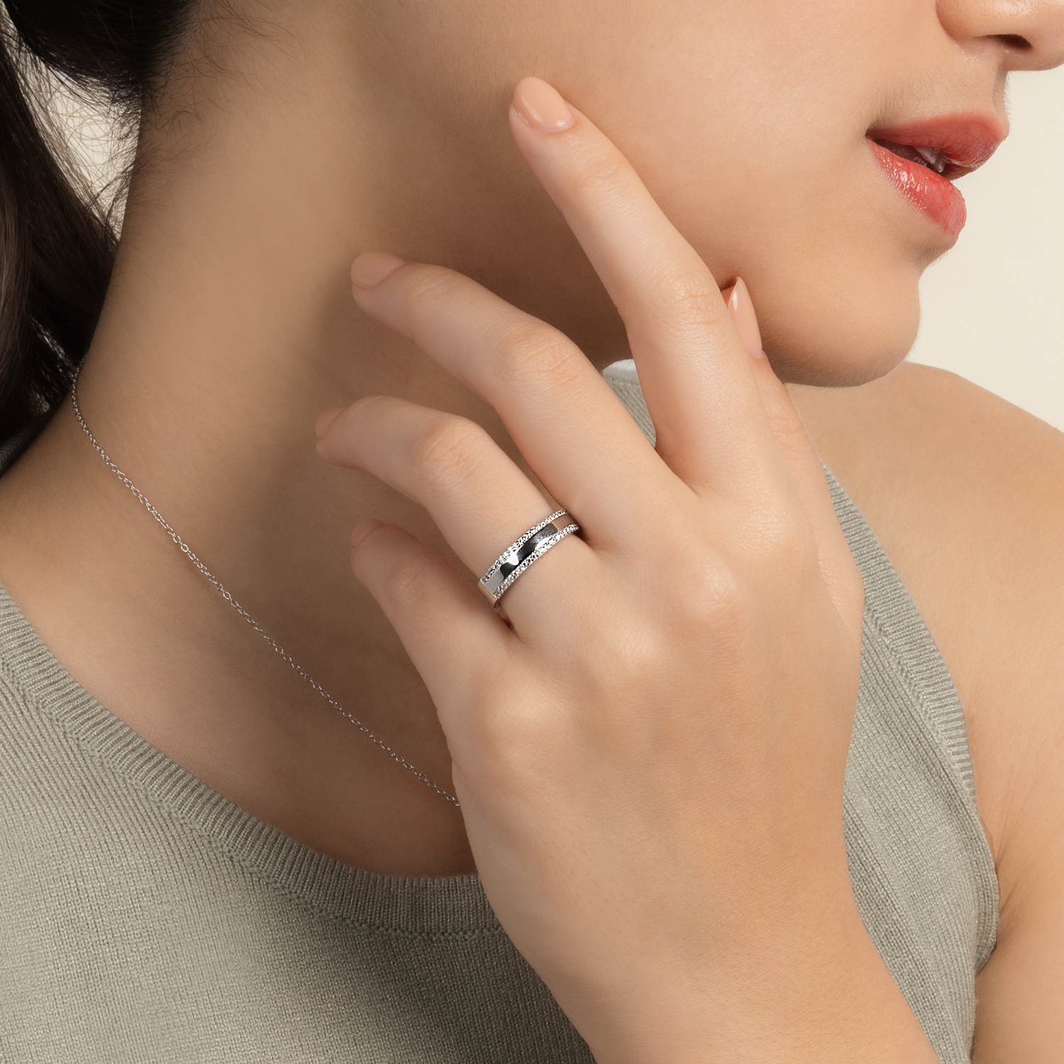 Model wears classic and elegant ring in 925 silver with cubic zirconia.