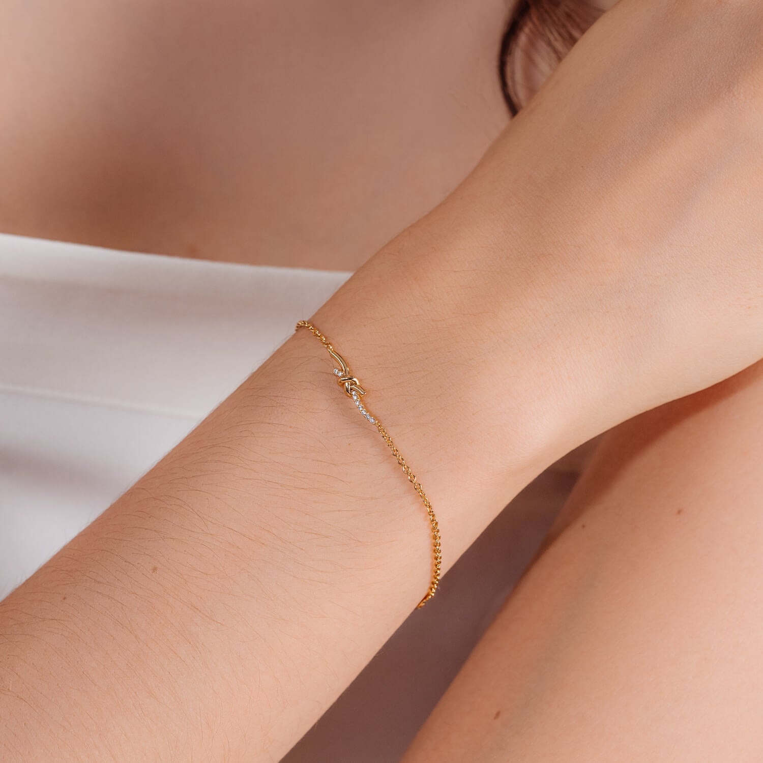 ゴールドクローブノットブレスレット – By Invite Only