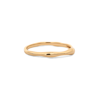 Gold elegant and minimalist ring.