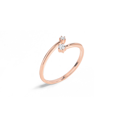 Delicate and elegant ring in rose gold with cubic zirconia. 