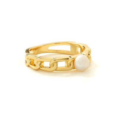 Elegant and statement ring. Gold ring set with a freshwater pearl.