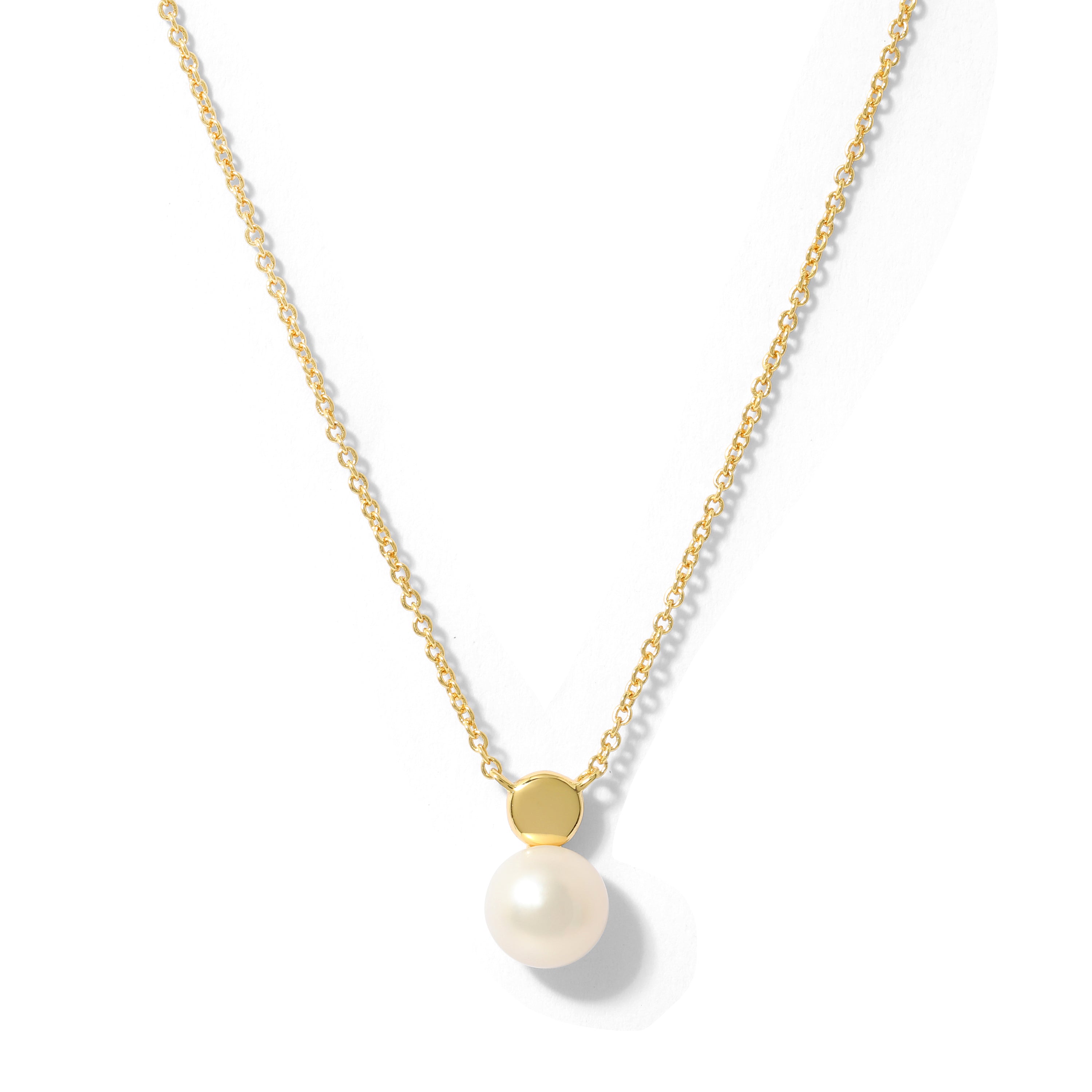 Elegant and minimalist gold necklace set with freshwater pearl.