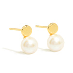 Elegant and minimalist gold earring studs set with freshwater pearl.