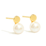 Elegant and minimalist gold earring studs set with freshwater pearl.