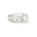 Elegant and statement ring. 925 silver ring set with a freshwater pearl.