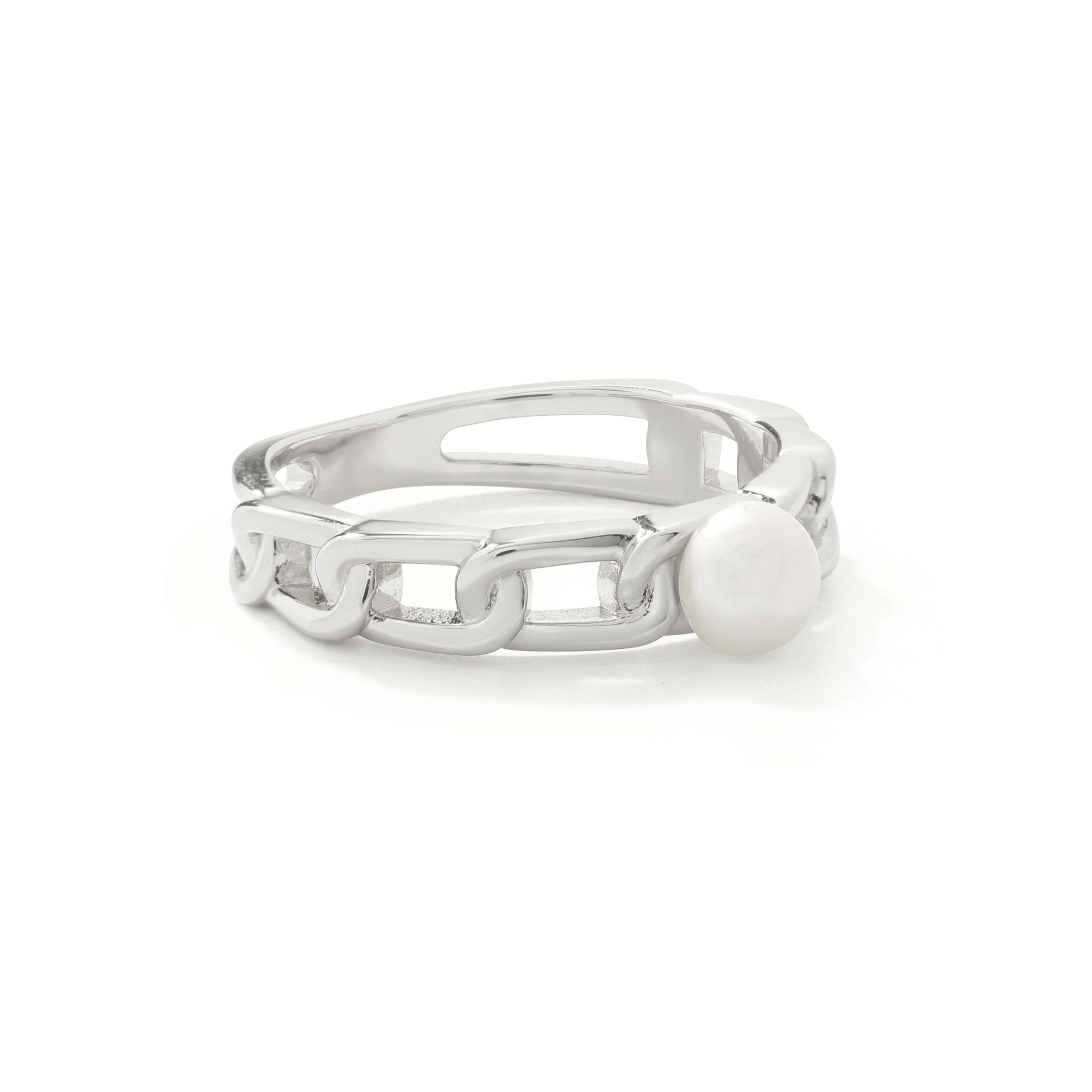 Elegant and statement ring. 925 silver ring set with a freshwater pearl.