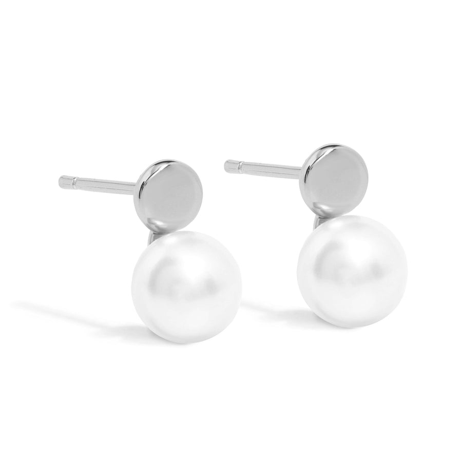 Elegant and minimalist 925 silver earring studs set with freshwater pearl.
