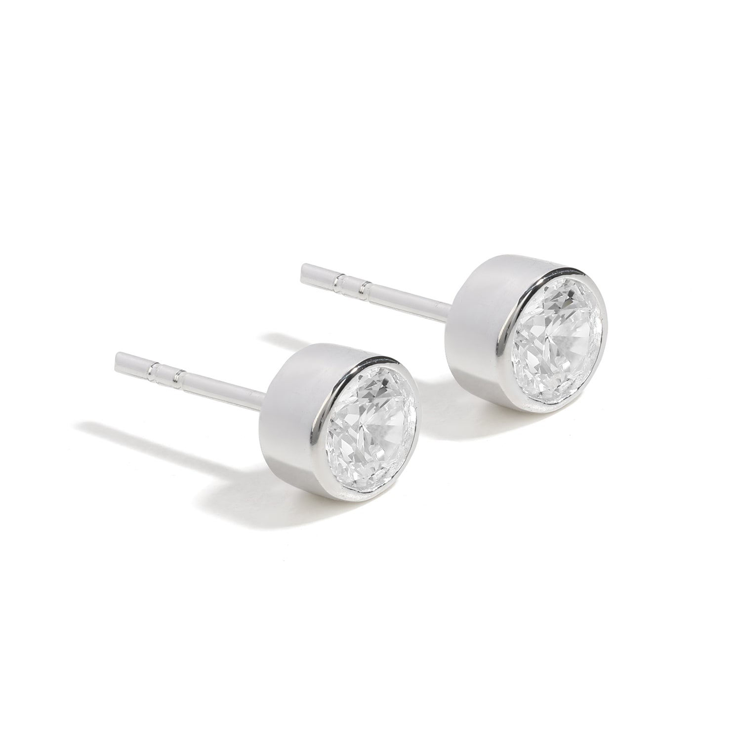 Minimalist and elegant earrings. 925 silver ear studs set with cubic zirconia stones.