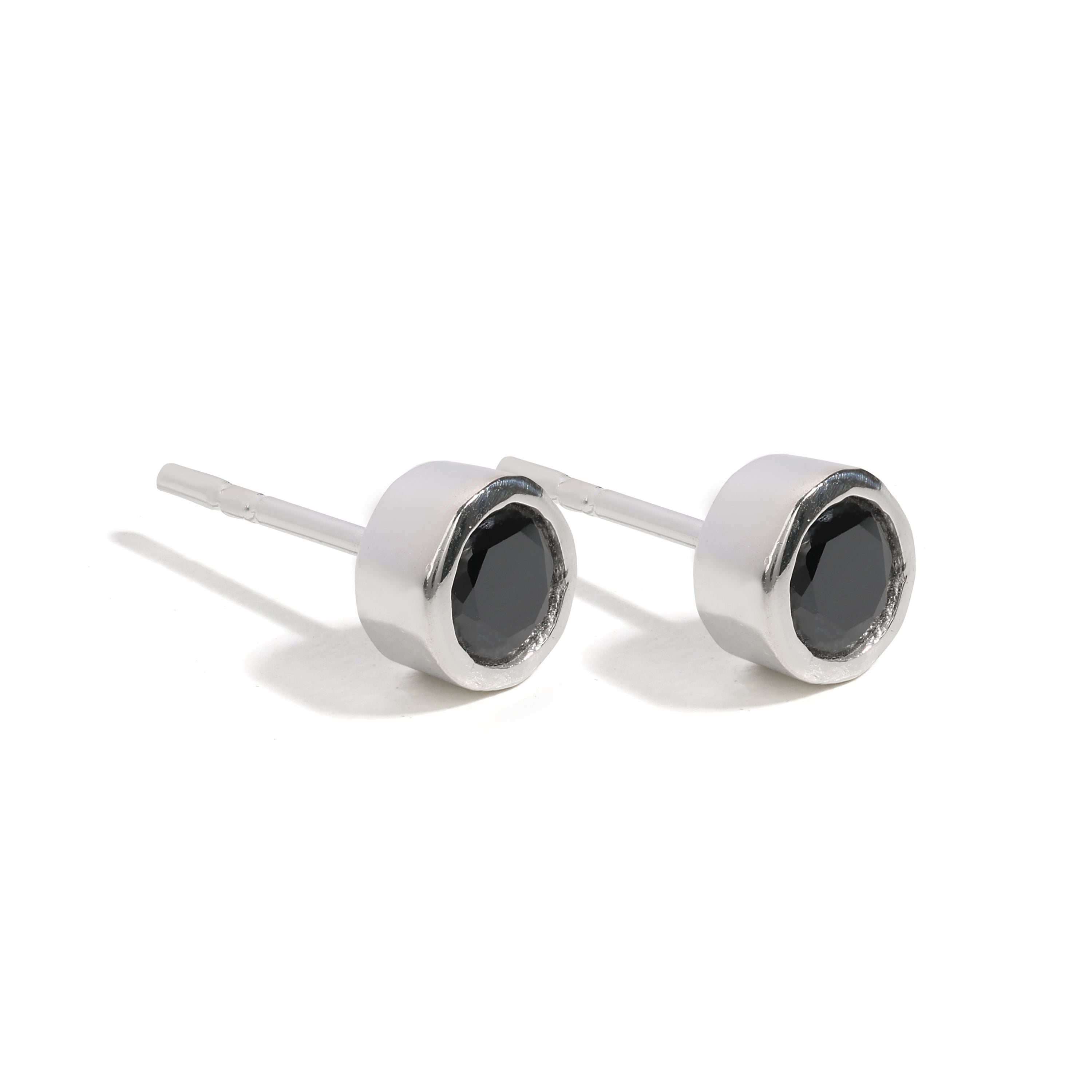 Minimalist and elegant earrings. 925 silver ear studs set with onyx cubic zirconia stones.