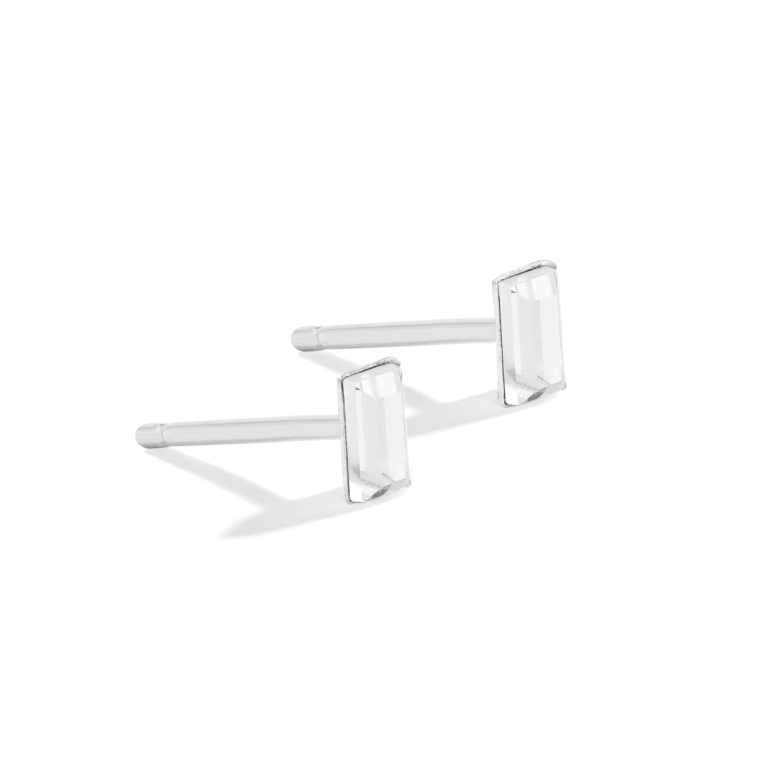 Minimalist and elegant earrings. 925 silver ear studs set with cubic zirconia stones.