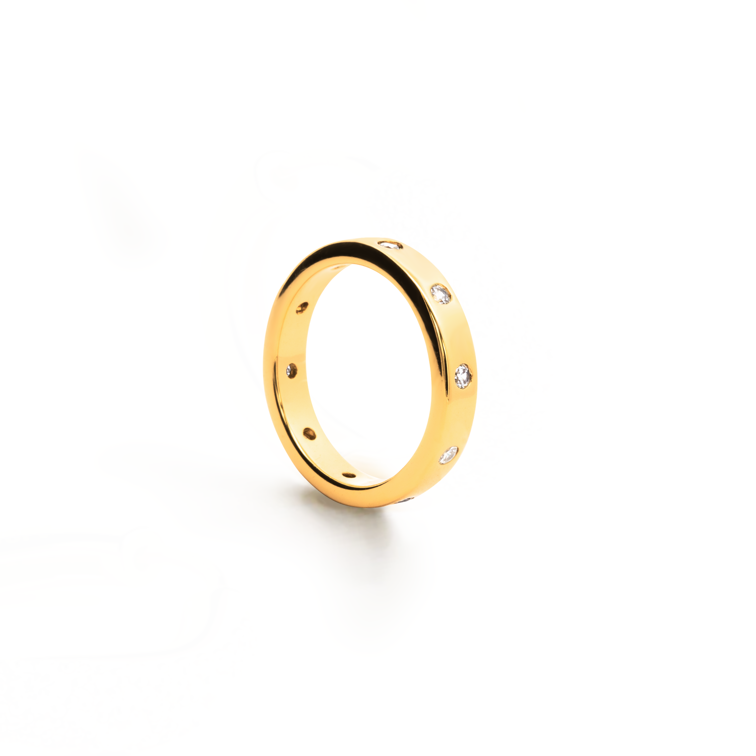 Elegant and minimalist ring in gold, set with cubic zirconia stones.