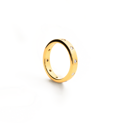 Elegant and minimalist ring in gold, set with cubic zirconia stones.