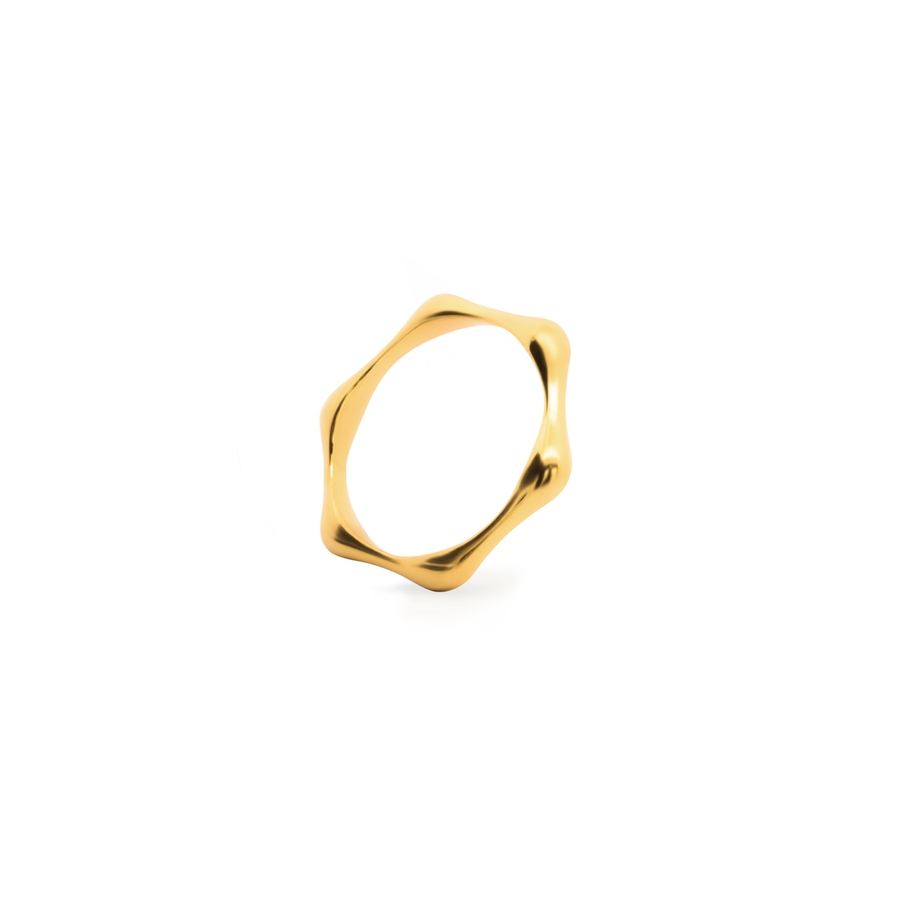 Minimalist and sleek ring in gold.