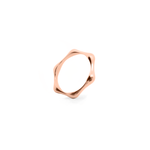 Minimalist and sleek ring in rose gold.