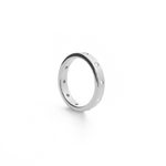 Elegant and minimalist ring in 925 silver, set with cubic zirconia stones.