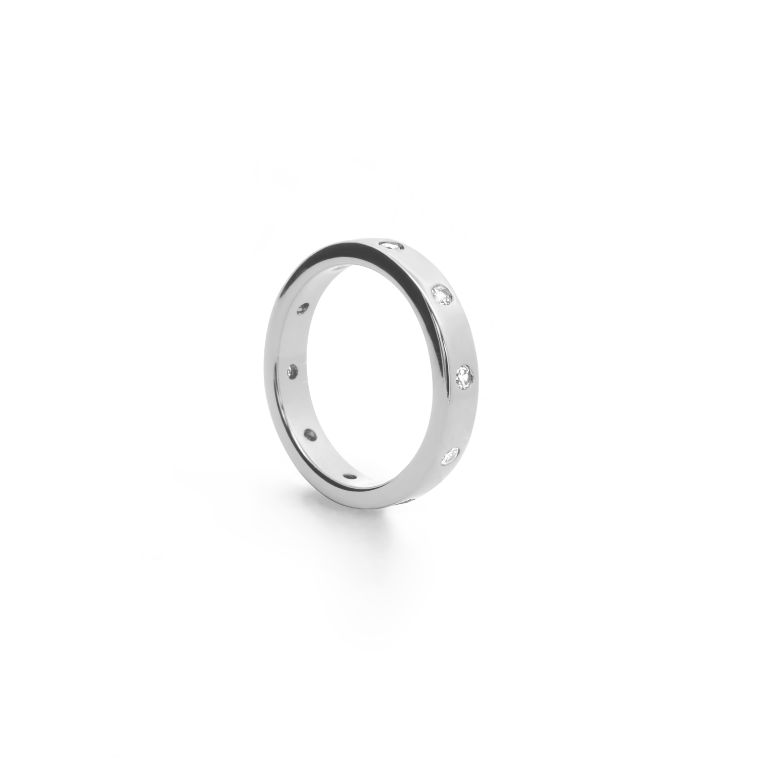 Elegant and minimalist ring in 925 silver, set with cubic zirconia stones.