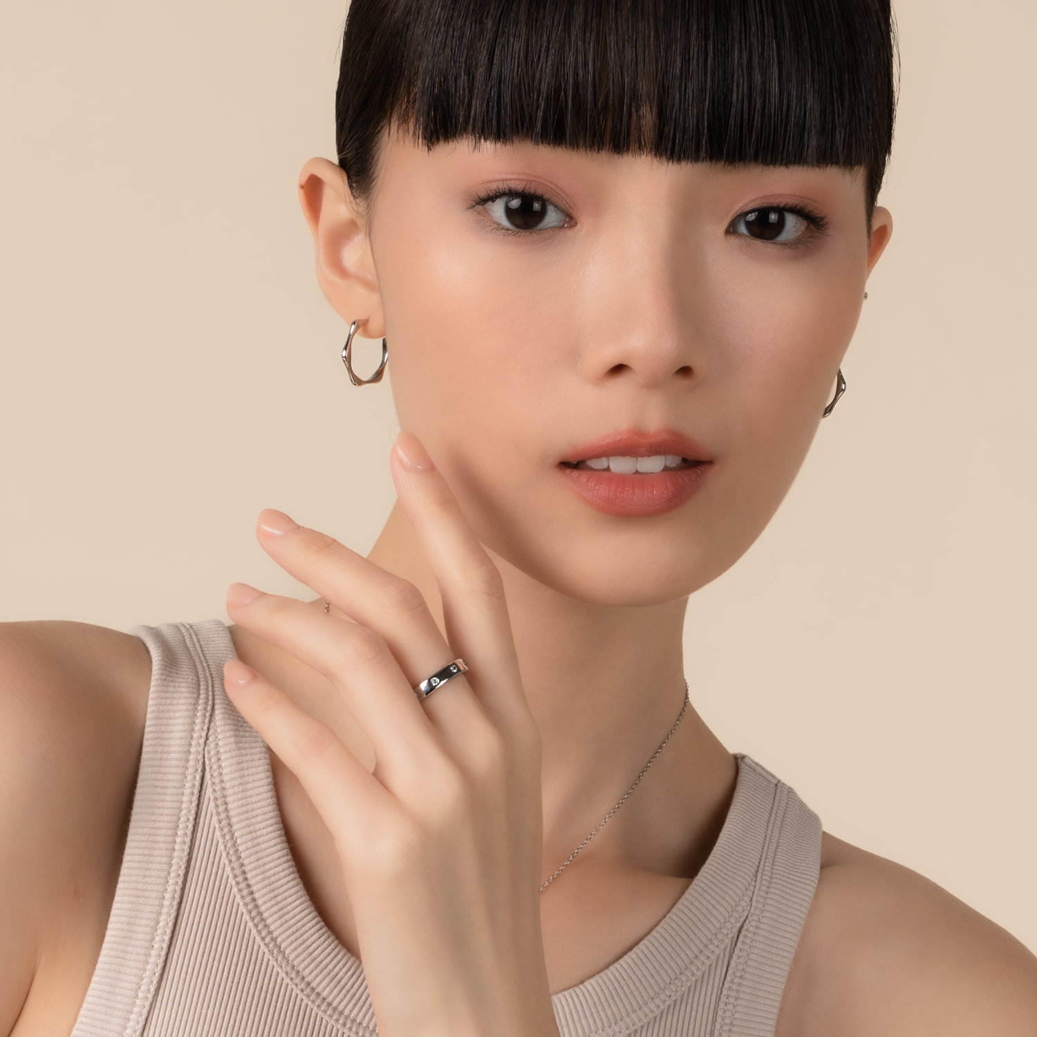 Model is wearing elegant and minimalist ring in 925 silver, set with cubic zirconia stones.