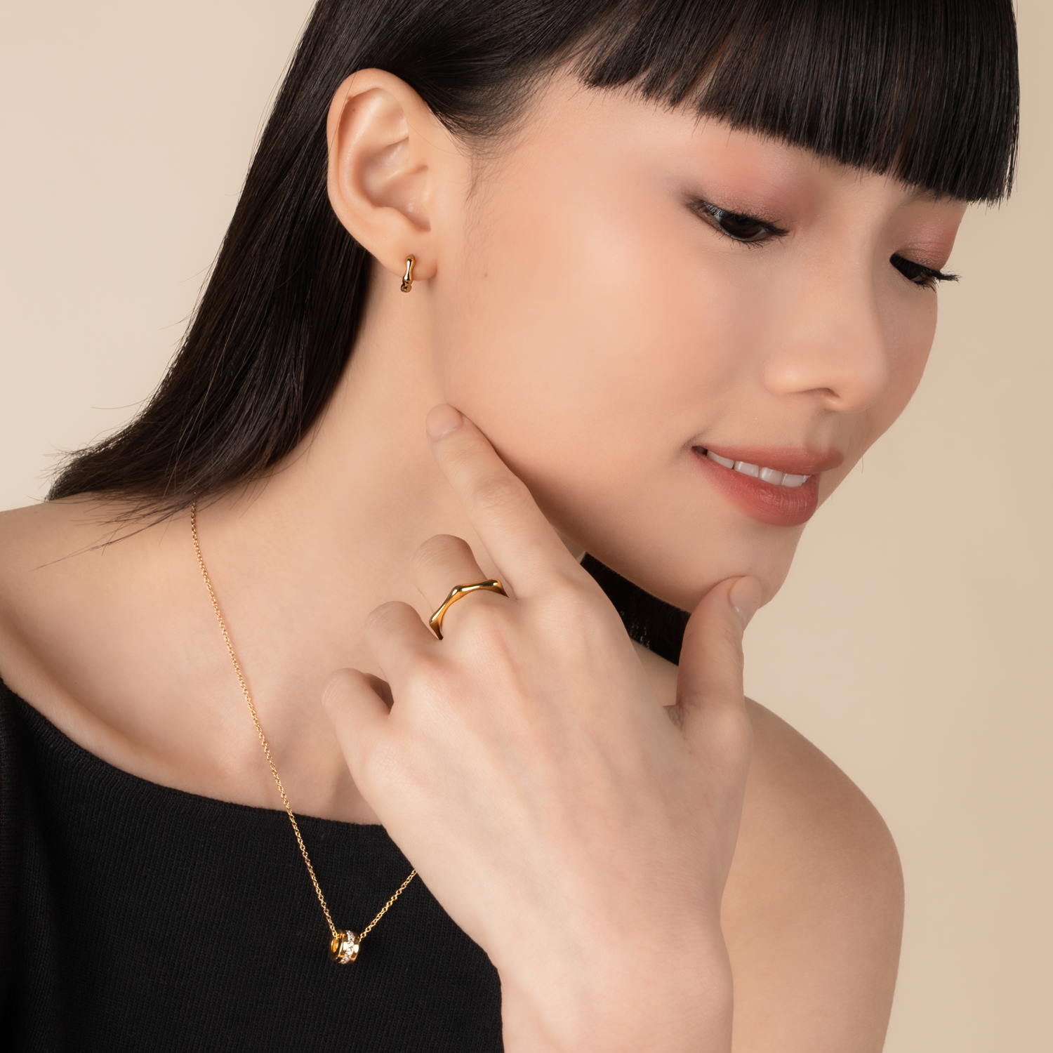 Model is wearing minimalist and sleek ring in gold.