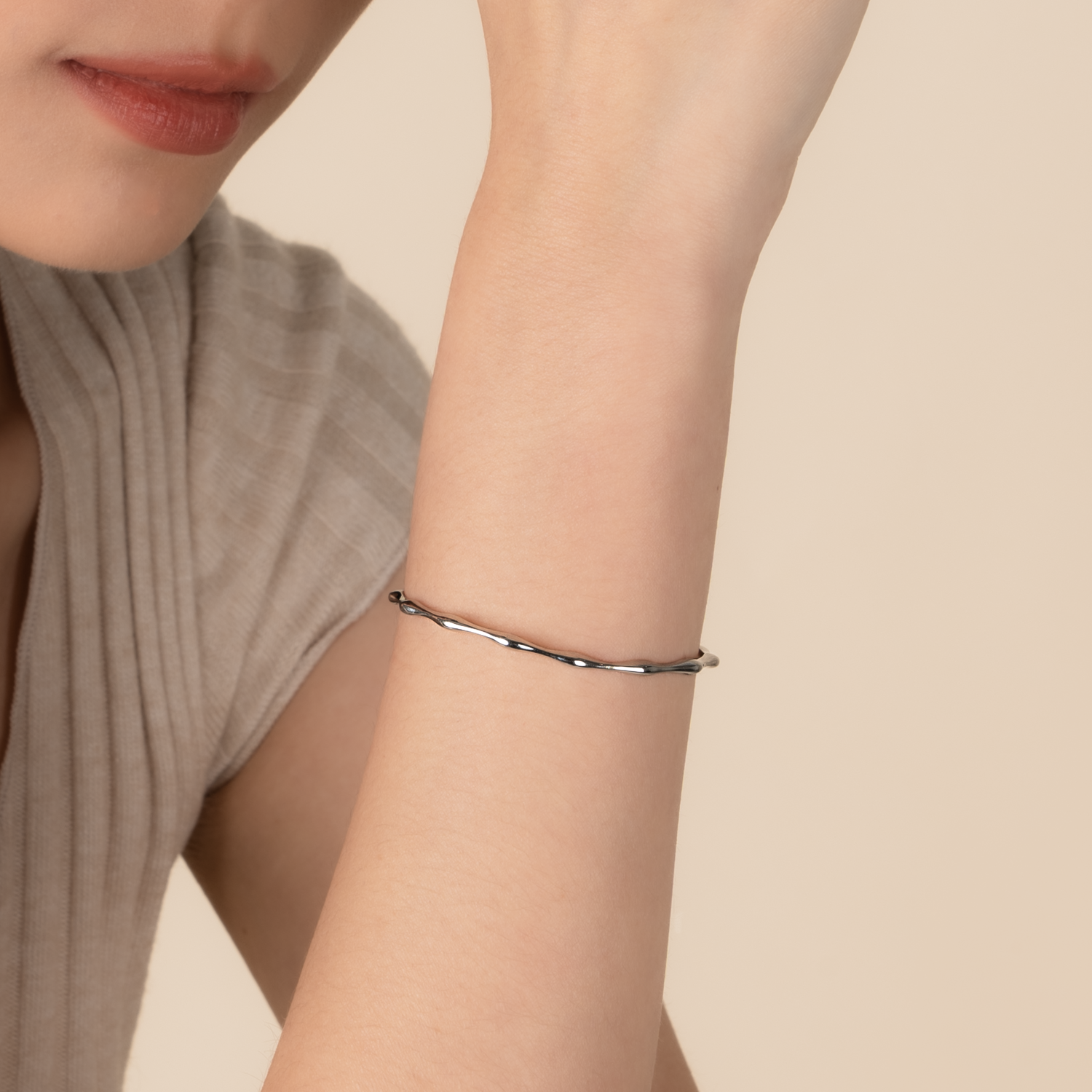 Model is wearing minimalist and chic bangle in 925 silver.
