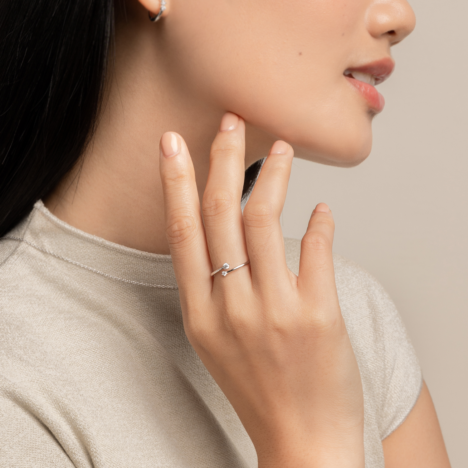 Model wears delicate and elegant ring in 925 silver with cubic zirconia.