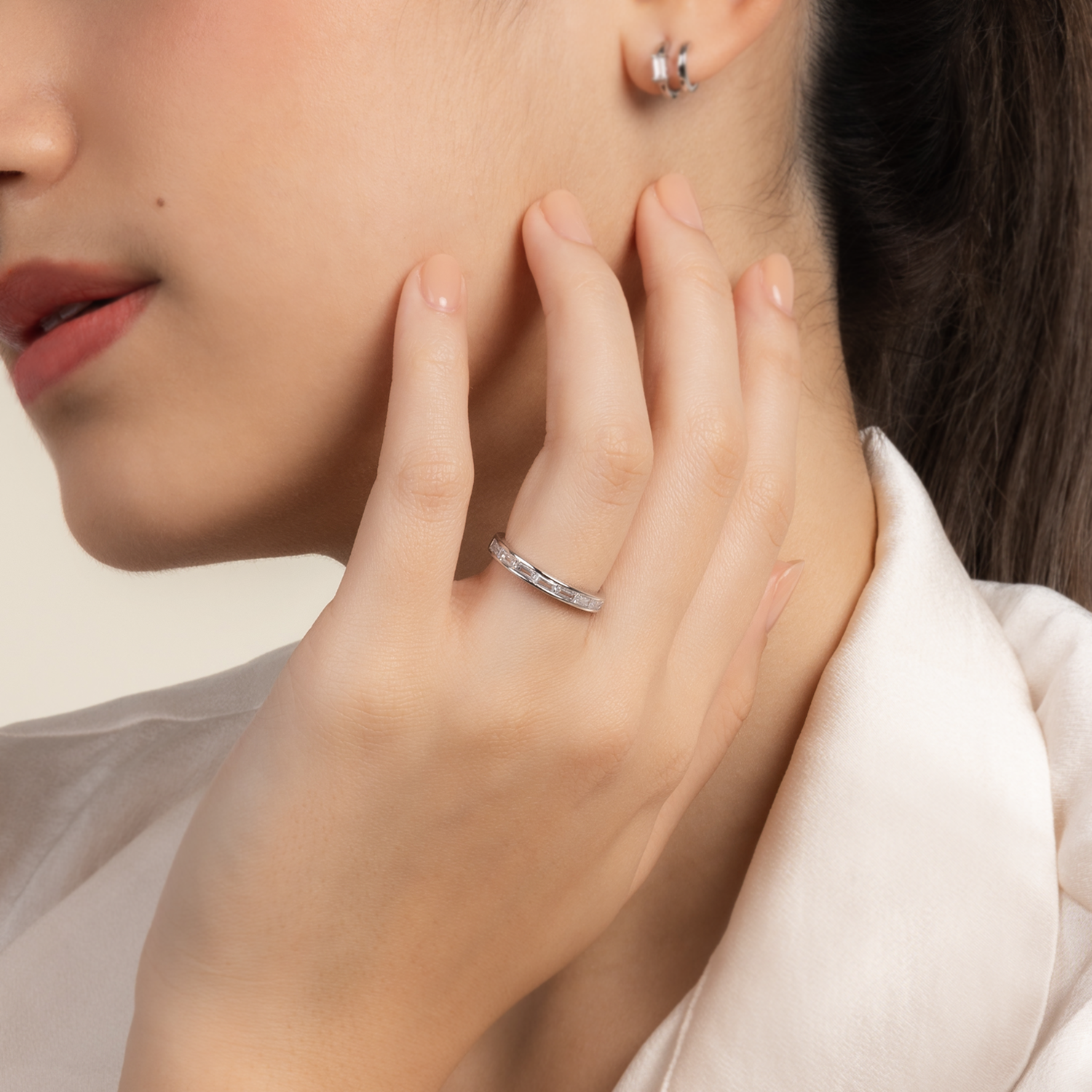 Model wears minimalist and classic ring in 925 silver with cubic zirconia
