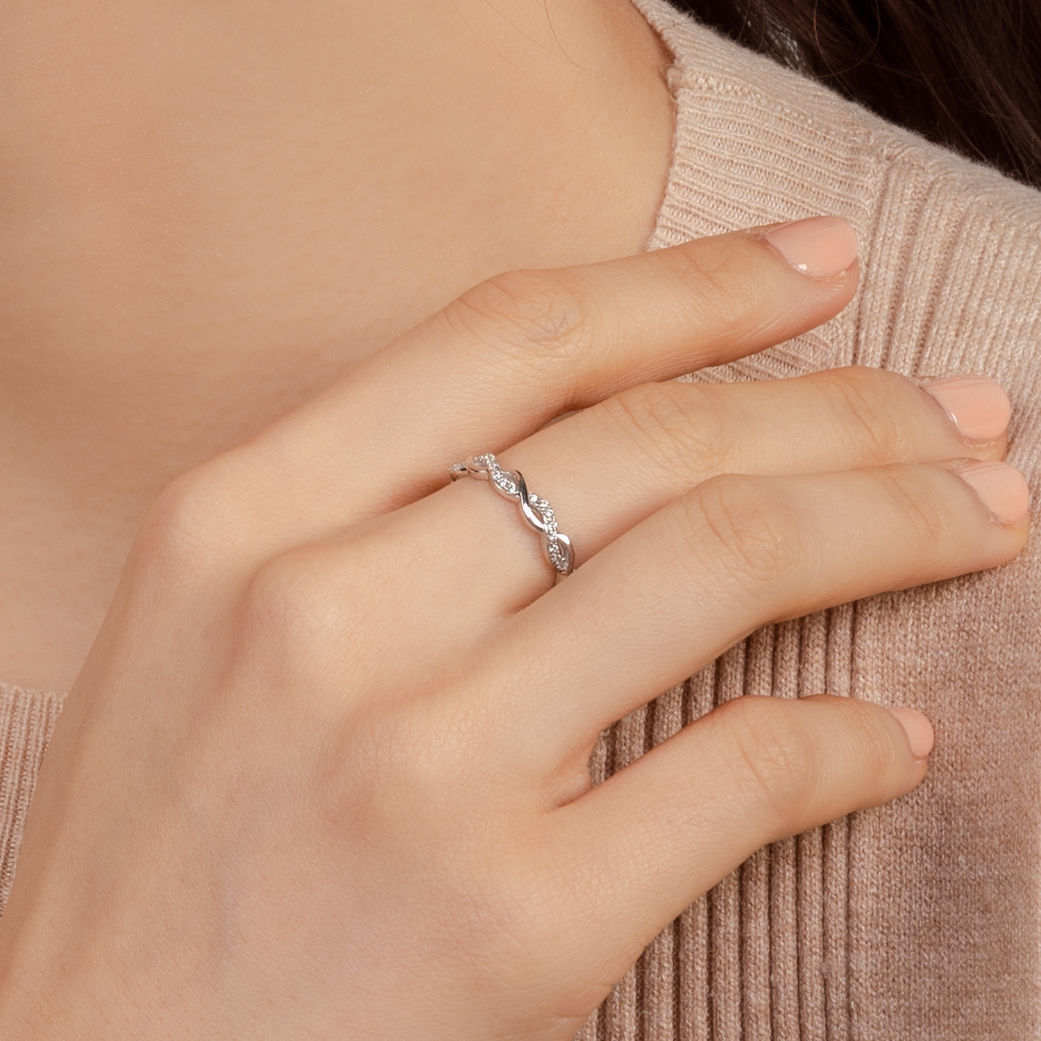 Model wears effortless and graceful ring in 925 silver with cubic zirconia.
