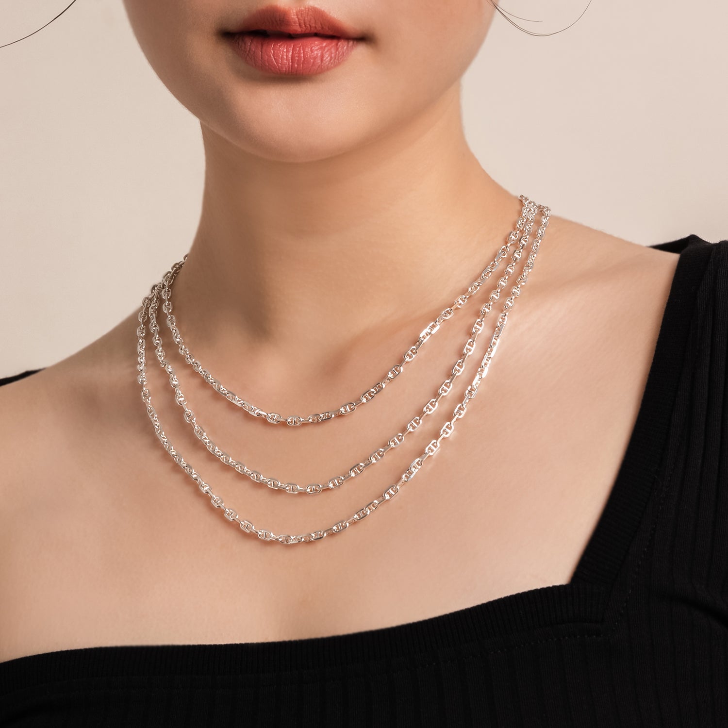 Model wears 925 silver elegant and minimalist necklace.