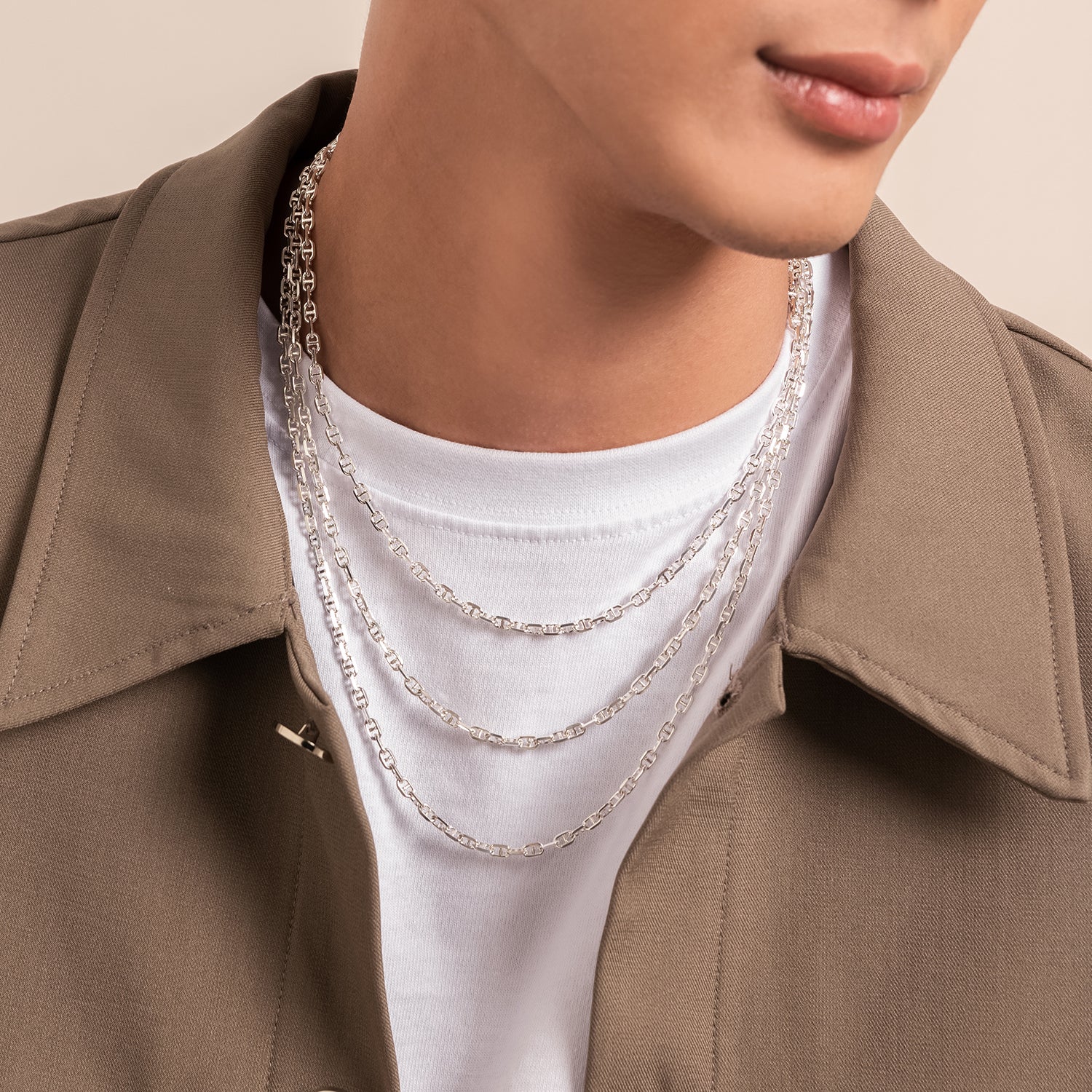 Model wears 925 silver elegant and minimalist necklace.