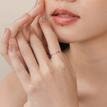 Model wears minimalist and classy ring in 925 silver