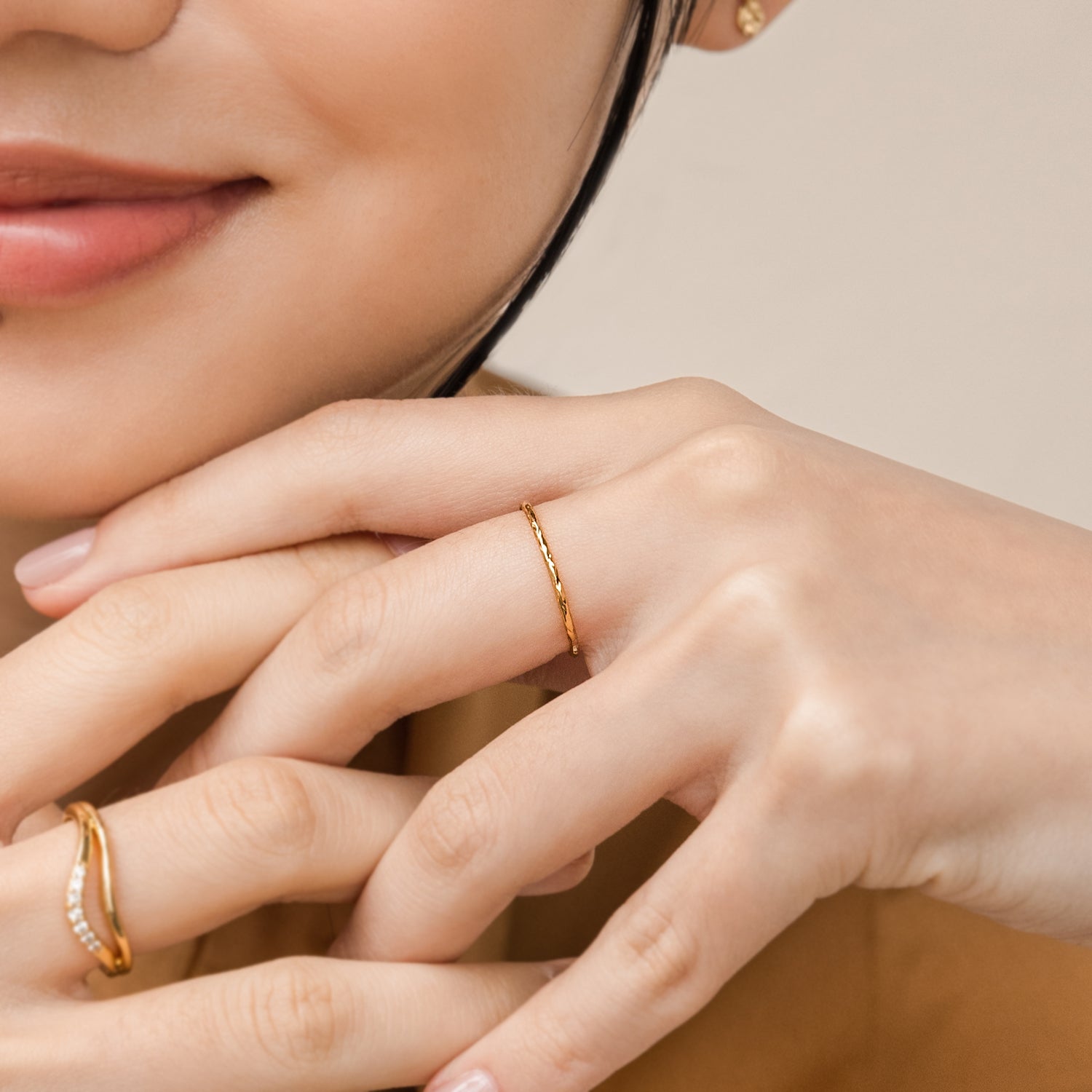 Model wears minimalist and classy ring in vermeil gold.