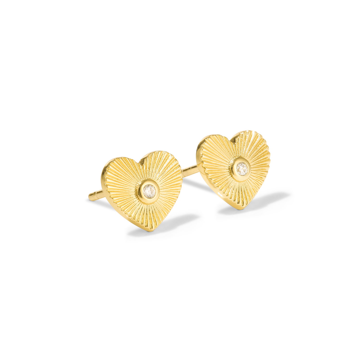 Charming and romantic heart shaped earrings in gold with cubic zirconia